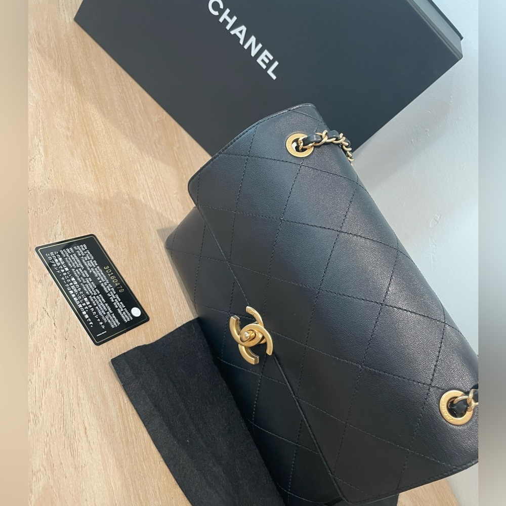 BLACK CHANEL 20B SLEEK  CHIC FLAPBAG